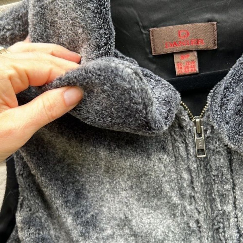 Danier Faux Fur Plush Vest Sz S - Picture 7 of 9